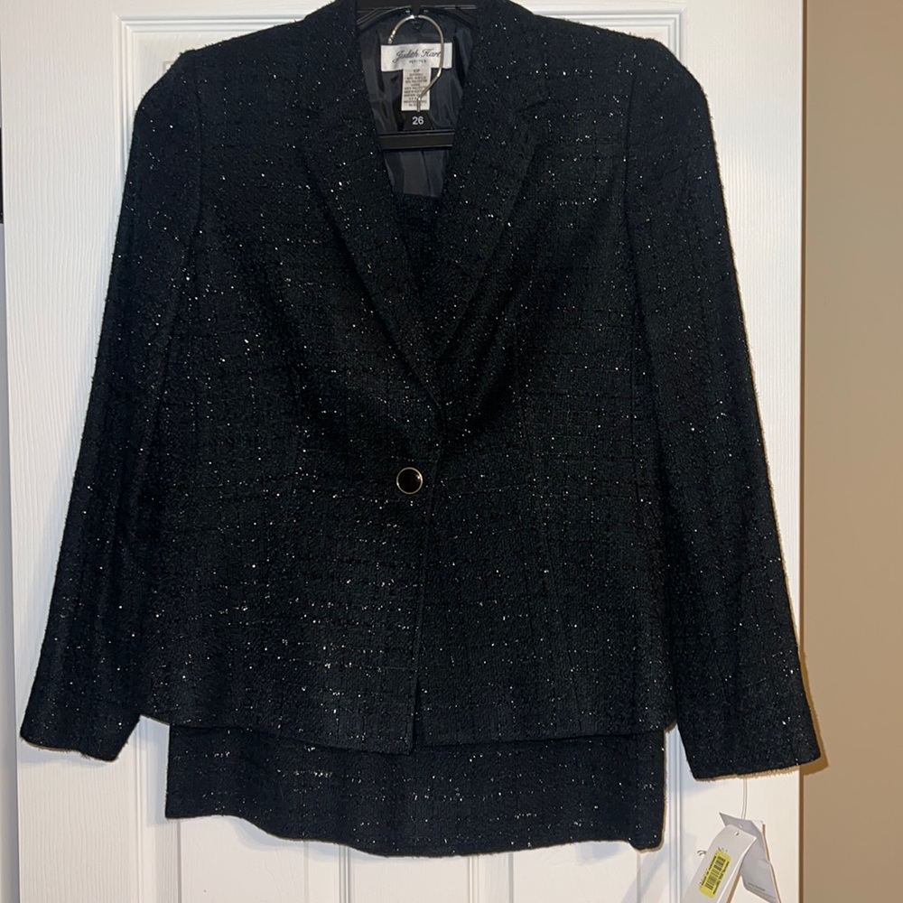 Judith Hart suit. NWT size 10 P